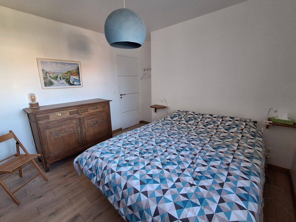 Chambre des 2 Caps : Lit double 160 cm et salle de douche privative avec WC