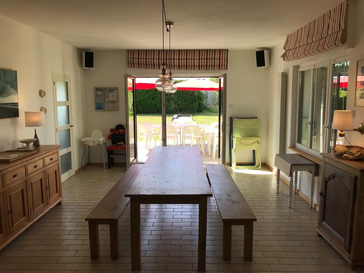 Grande table de la salle à manger ouverte sur le jardin
