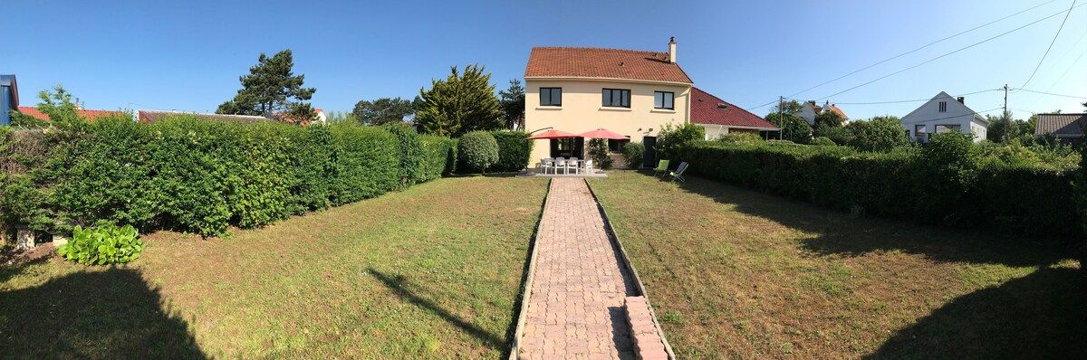 Jardin clos et allée vers la maison