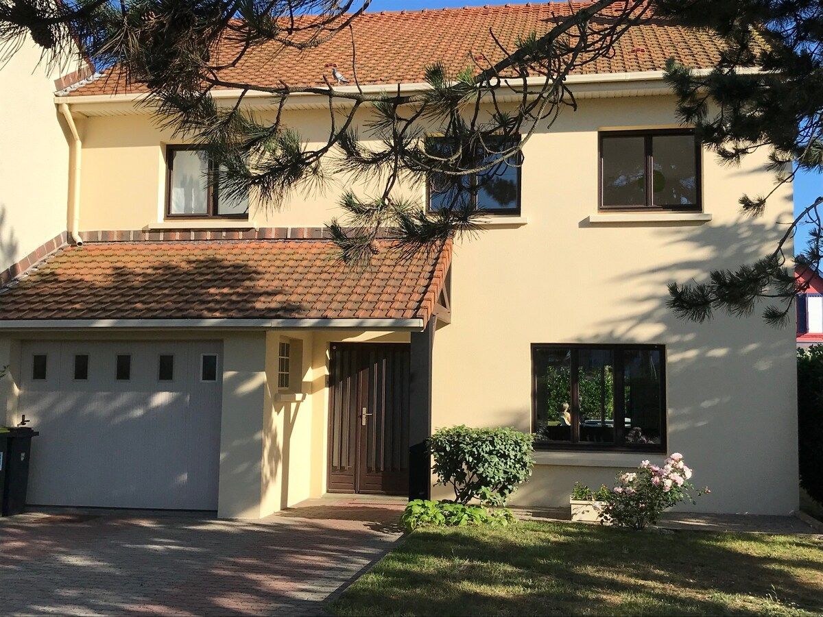 Entrée de la villa et garage