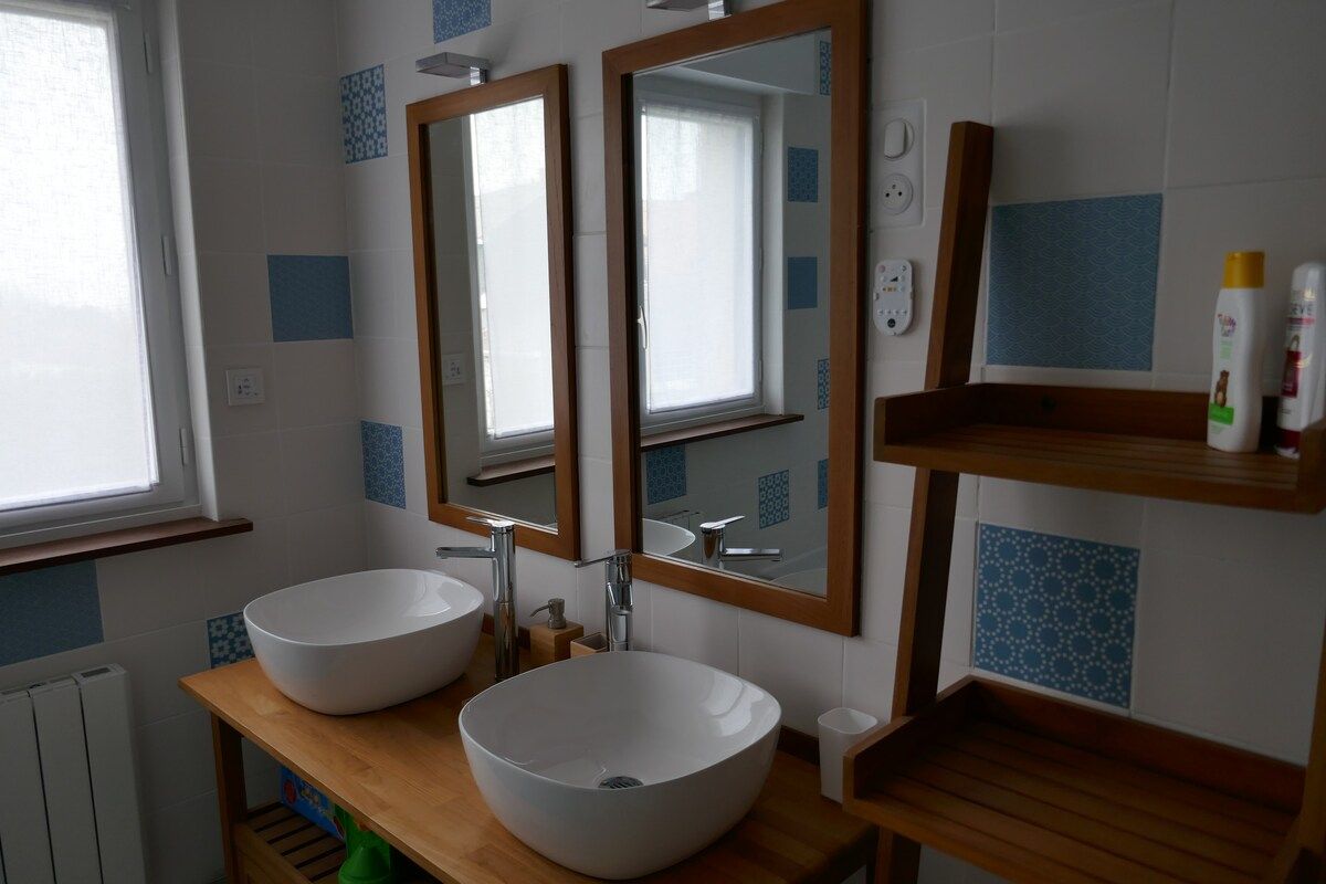 Salle de bain avec double vasque