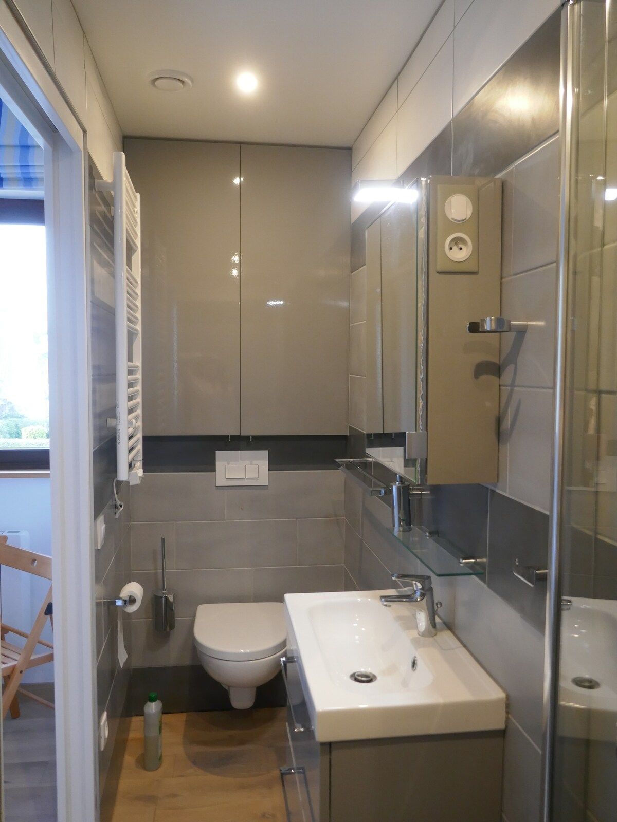 Salle de bain avec douche
