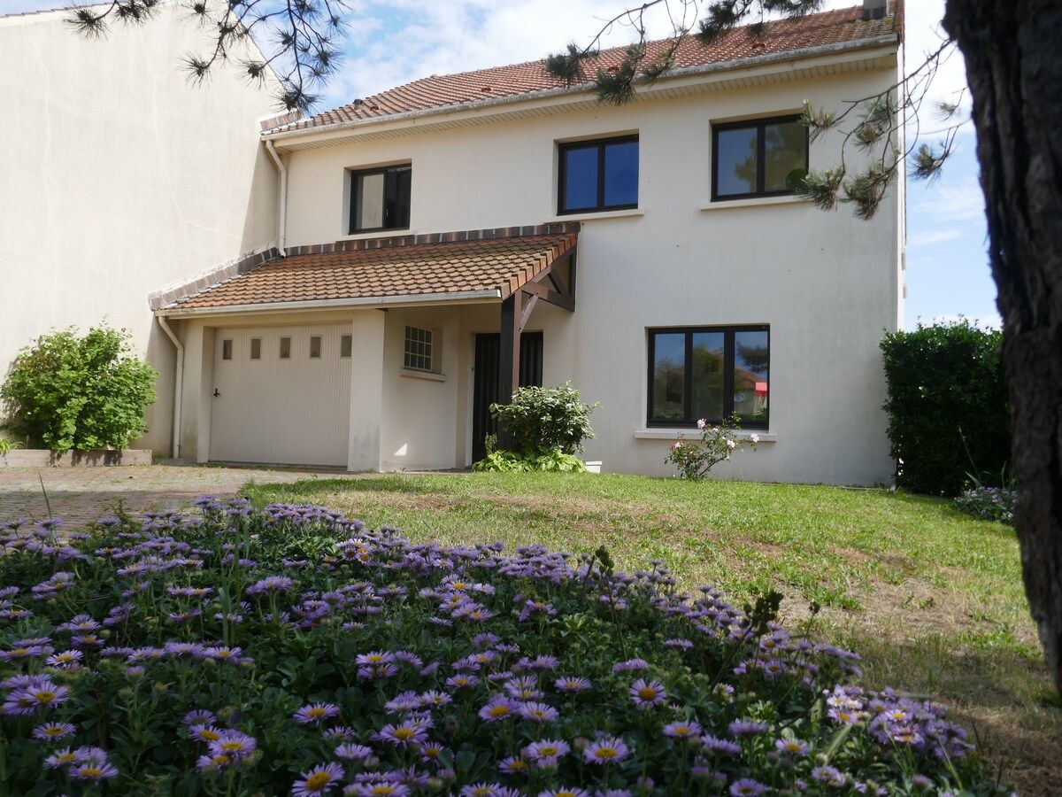 La villa et son jardin fleuri