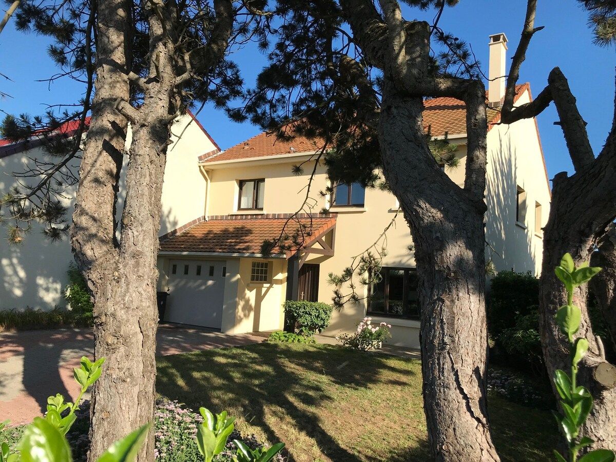 Façade de la villa entre les pins
