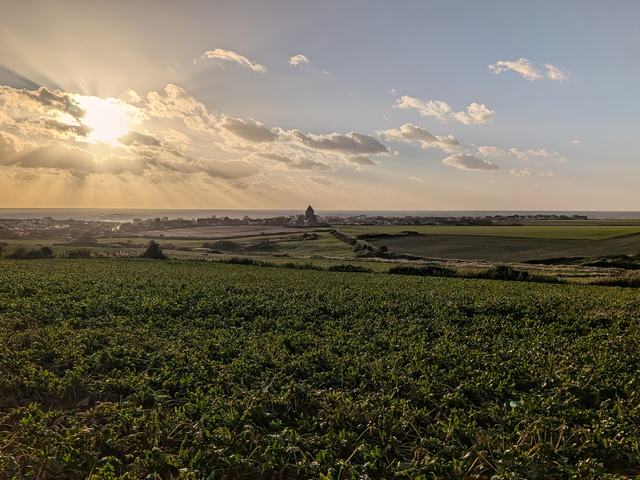 Coucher de soleil sur la campagne et la mer